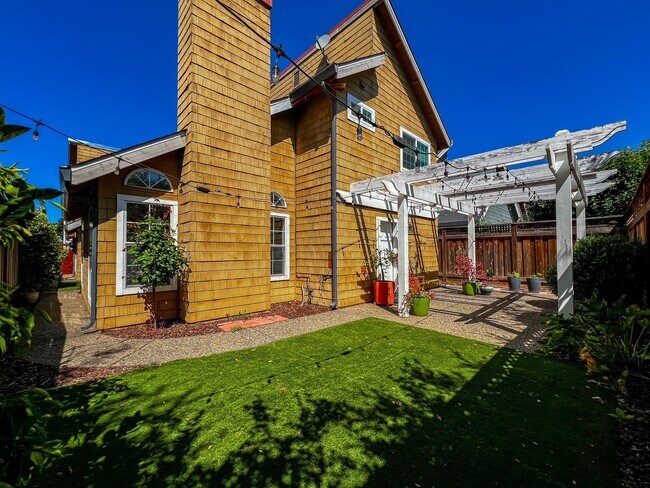 Building Photo - Beautifully Updated 3-Bedroom Home + Bonus Room with Private Backyard Retreat
