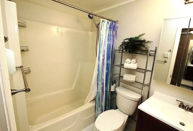 Building Photo - Updated 1 bedroom condo in ideal North Reading / Andover Rte 28 location.