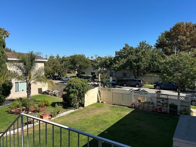 Building Photo - REALLY NICE UPSTRS 1BD 1BA FOR LEASE!