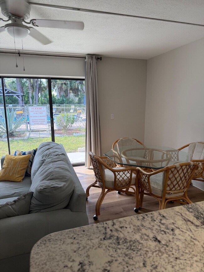 Building Photo - BEAUTIFULLY UPDATED CONDO POOL VIEW PERFECT LOCATION