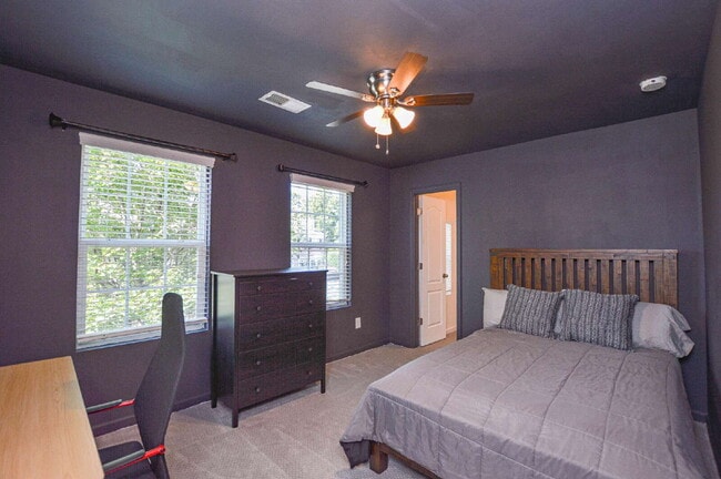 Building Photo - "Charming 3-Bedroom Townhouse in Indian La...