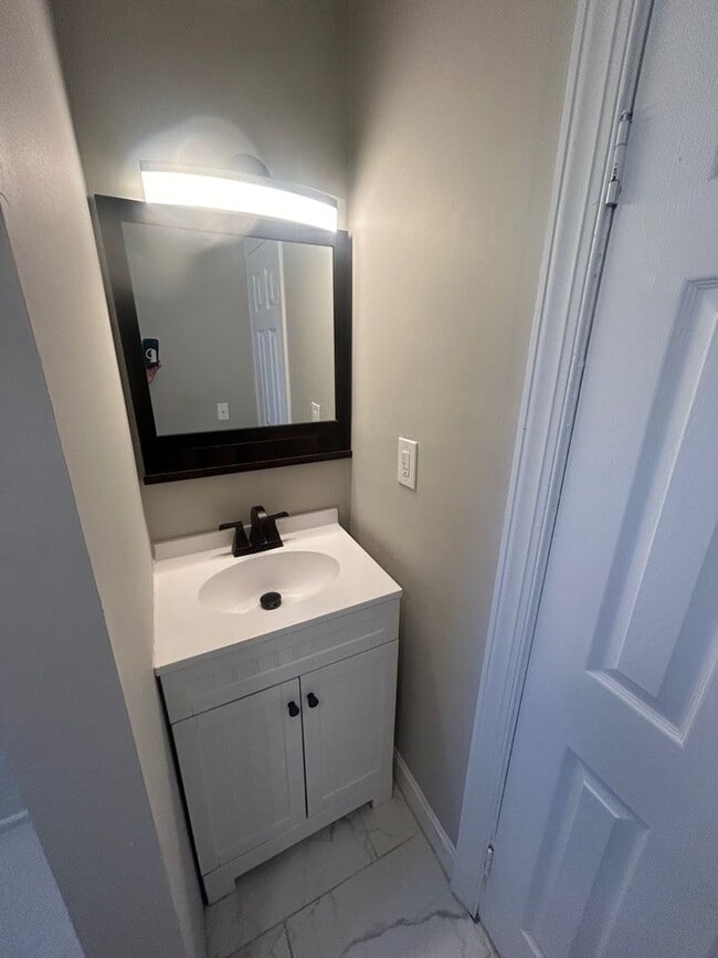 Building Photo - 803 Center St