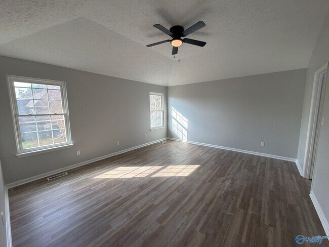 Building Photo - 103 Kestrel Ct SW