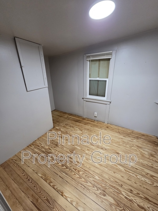 Building Photo - 832 N Leroy St