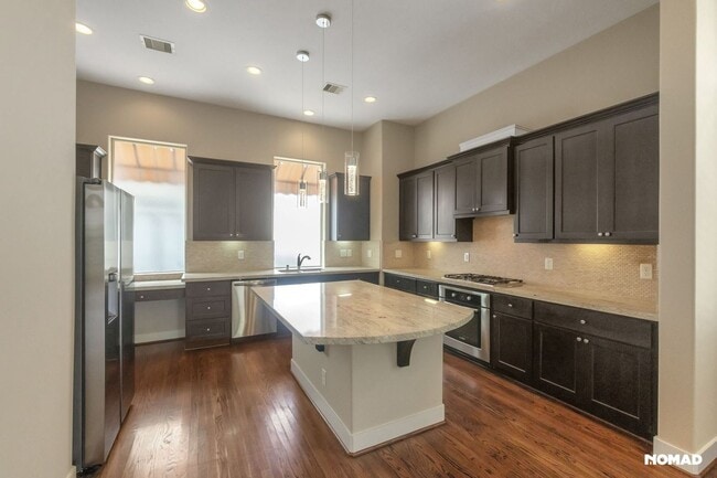 Building Photo - Stylish 3BR gated Townhome in Houston