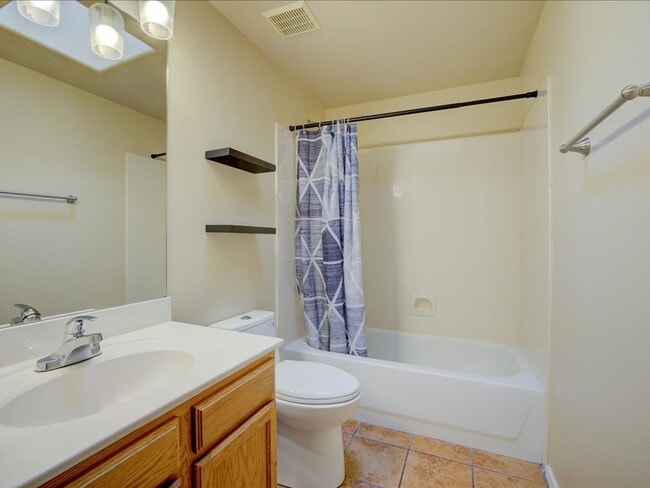 Building Photo - Beautiful 3 Bedroom Home with Office & Des...