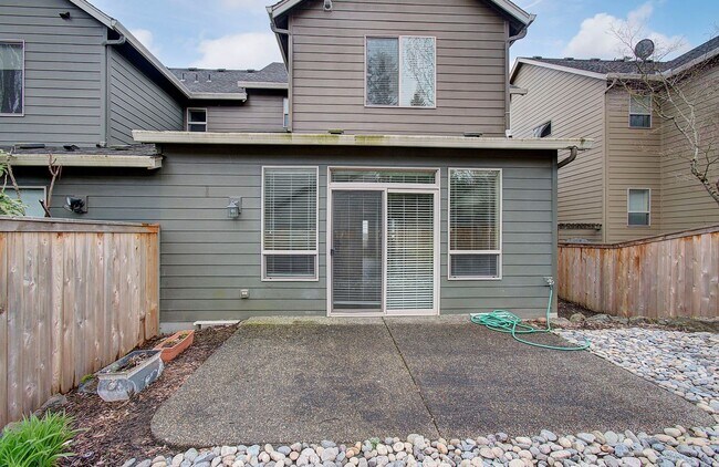Building Photo - Beautiful 2 Story Town Home - Riverview Terrace Washougal!