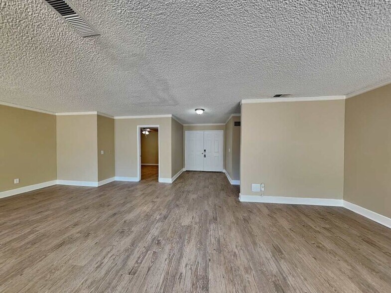 Building Photo - 5405 N Acacia Ave