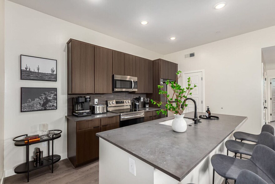 Building Photo - 6249 E Pinnacle Vista Dr