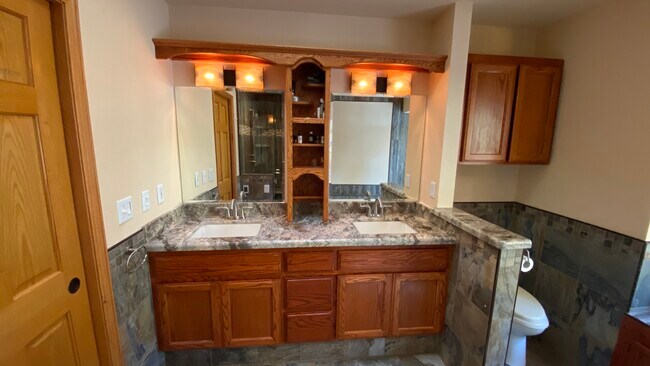 Primary Bath Dual Sinks - 26927 Manzanita Ct