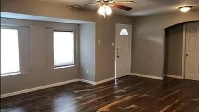 Primary Photo - 6043 Lyndhurst Dr