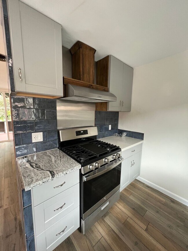 Building Photo - SHORECREST4112-4116