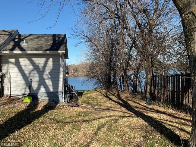 Building Photo - 28662 W Lake Dr