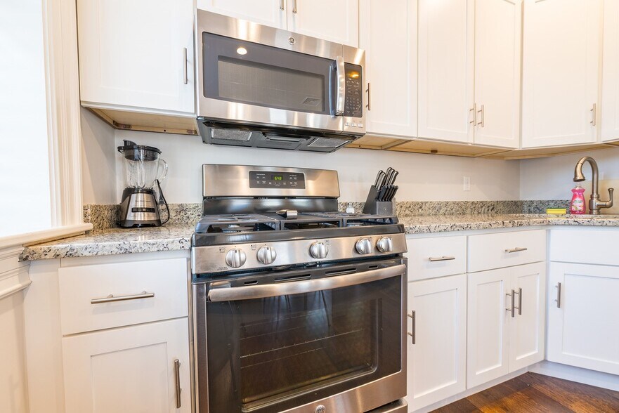 Primary Photo - 2044 Beacon St