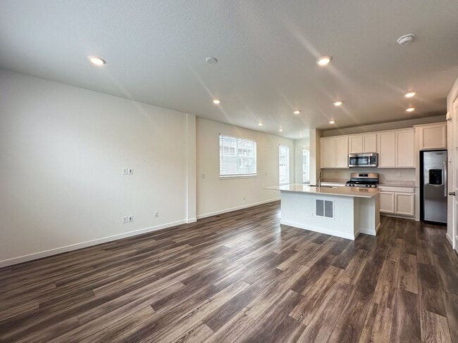 Building Photo - Luxurious 3bd home in Dove Village