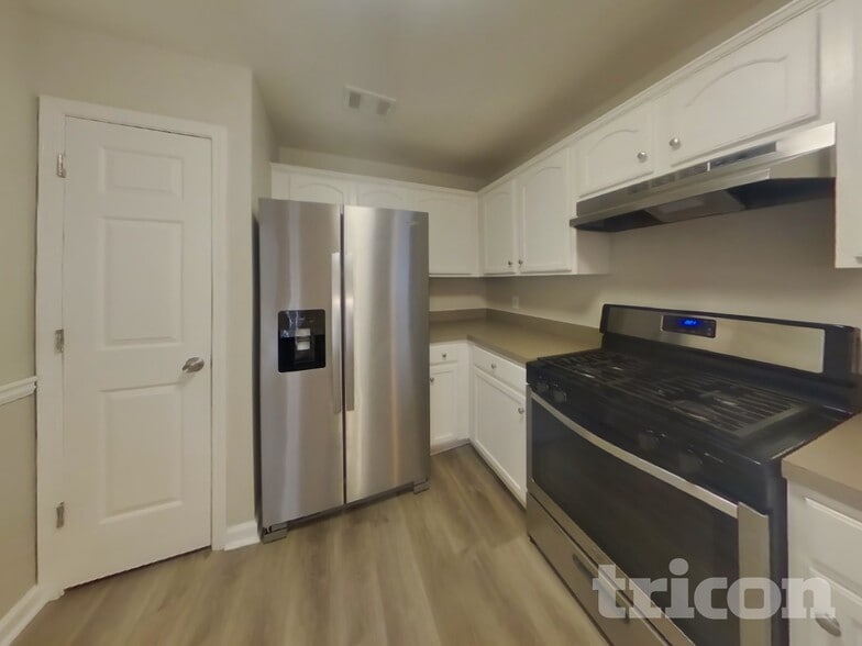 Building Photo - 320 Providence Rd