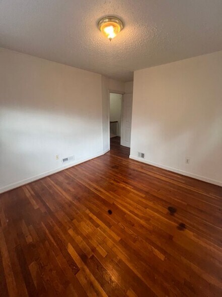 Building Photo - 927 Southridge Rd