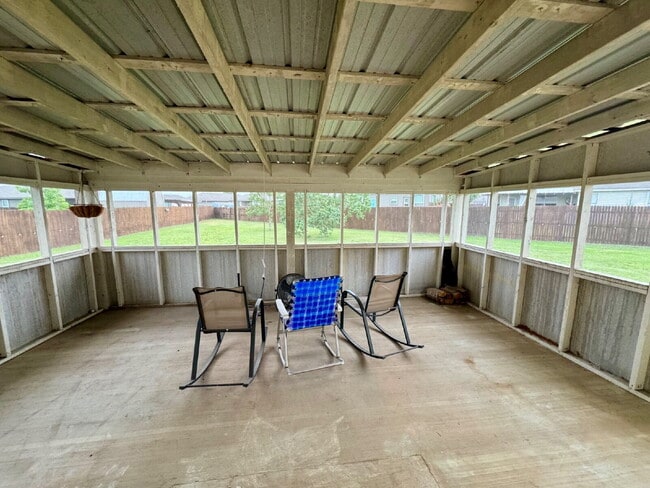 Building Photo - 3-bed 2-bath 2-car garage with screened in porch & backyard shed in Riverside Grove cul-de-sac.