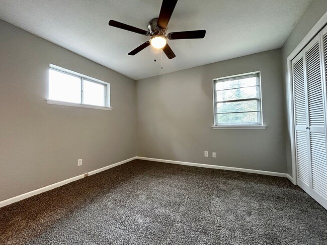 Building Photo - 11814 Ashwood Dr