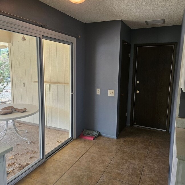 Building Photo - Spacious Home Near Shopping Center