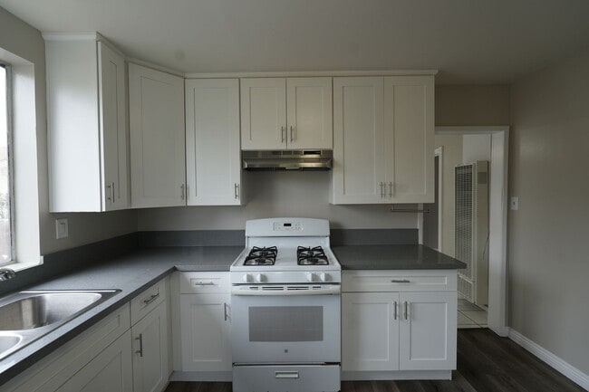 Building Photo - 440 RAYVON