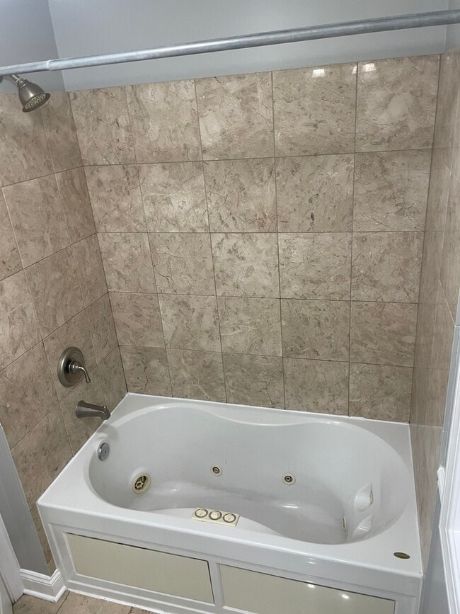 Building Photo - 6234 N Sacramento Ave