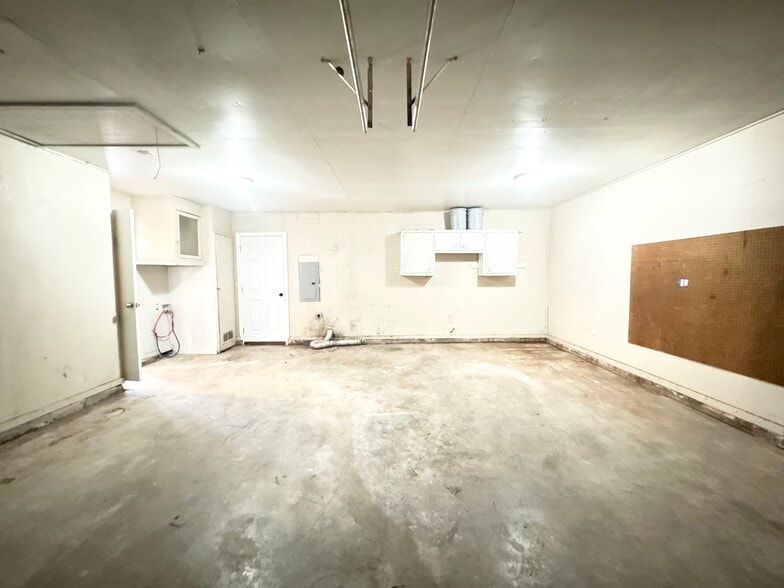 Building Photo - 1321 Beechwood Dr