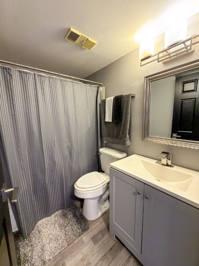 Building Photo - Wickham Road Condo