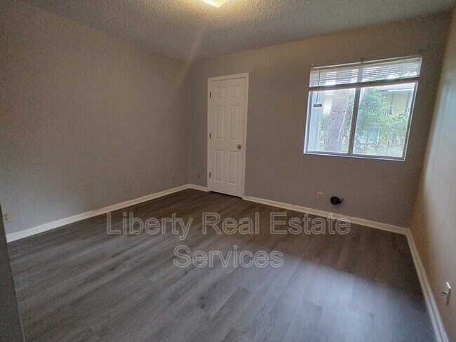Building Photo - 910 Brett Dr