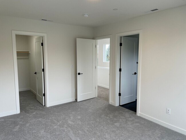 Building Photo - 5575 NE Killingsworth St