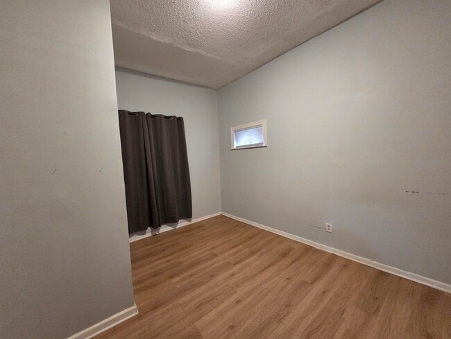 Building Photo - 993 Oakview St