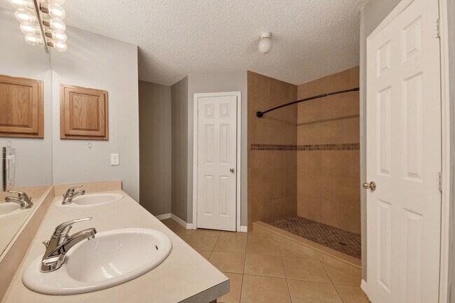 Building Photo - 4066 SW Canrady St