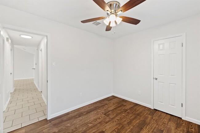 Building Photo - 1505 Charolais Dr