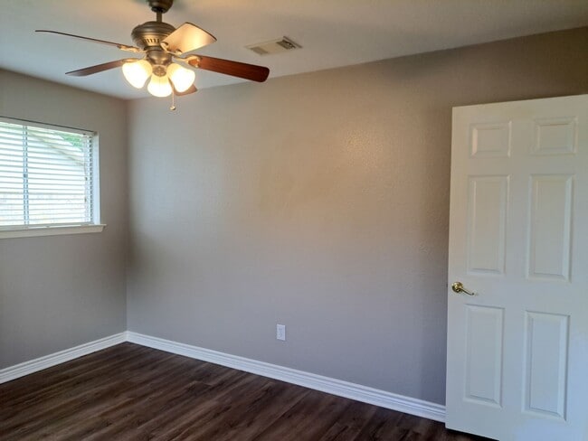 Building Photo - 3 Bedroom / 2 Bath / 2 Car Garage