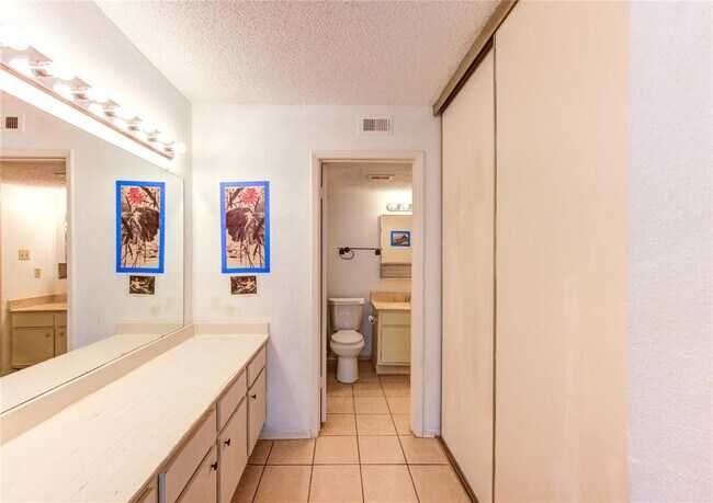 Building Photo - 13020 Leader St