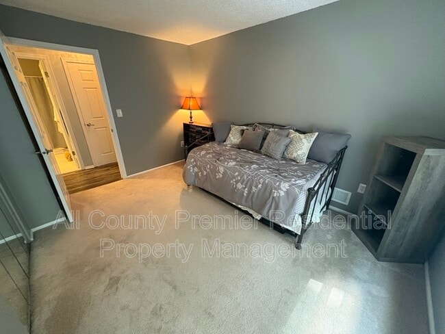 Building Photo - 60 Versailles Ct