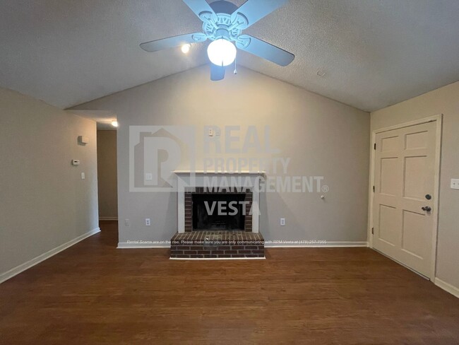 Building Photo - Spacious and Secluded in Central Macon