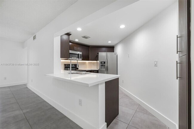 Building Photo - 9407 Fontainebleau Blvd