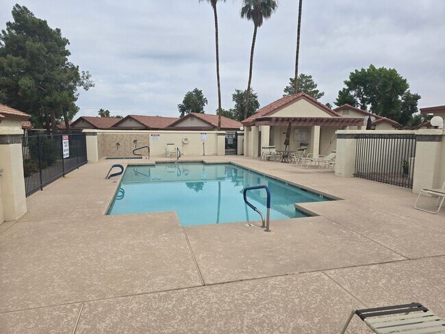 Building Photo - 1120 N Val Vista Dr