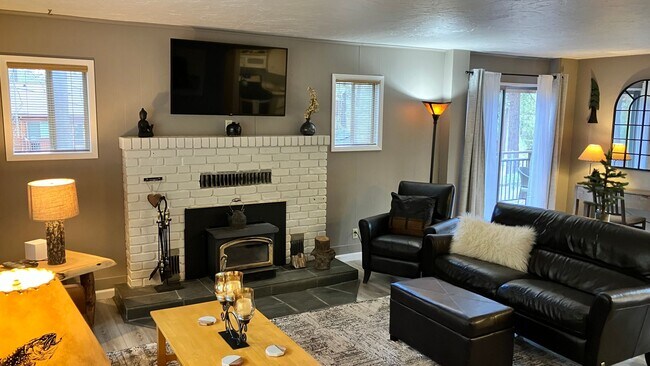 Building Photo - Furnished rental with large fenced back yard.