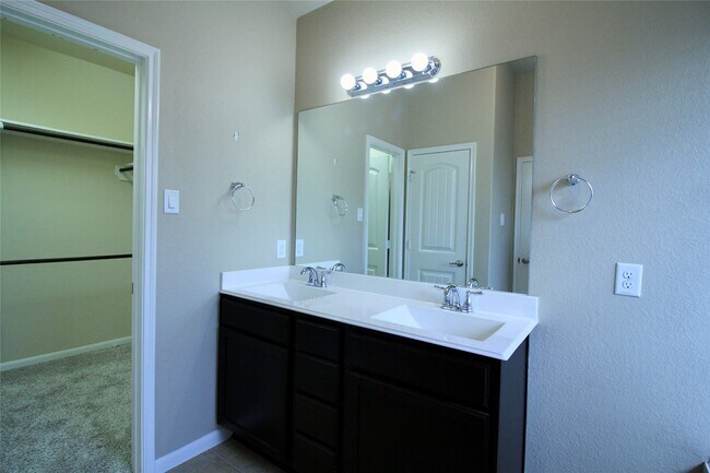 Building Photo - 25311 Saddlebrook Ranch Dr