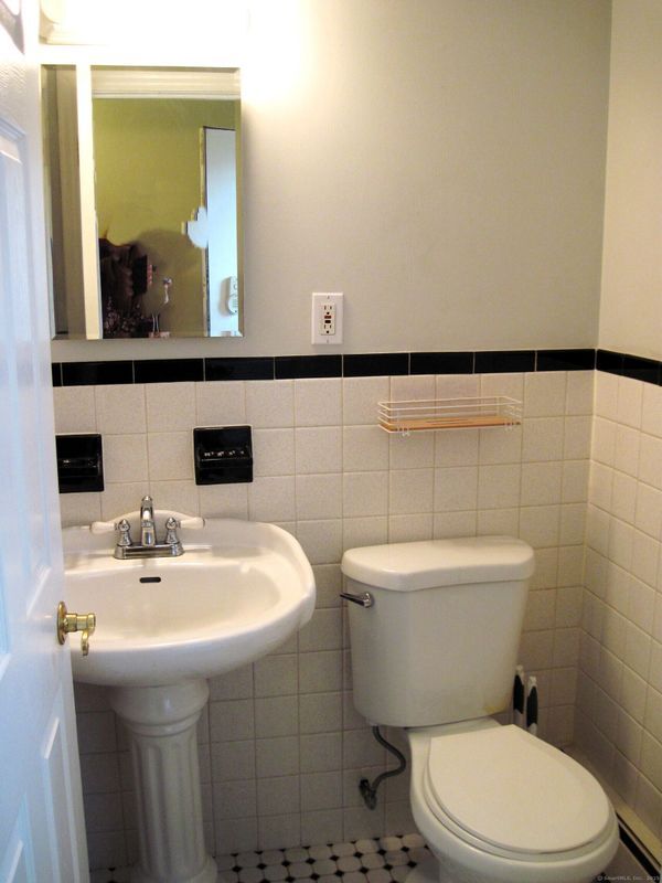 Building Photo - 11 Camelot Dr