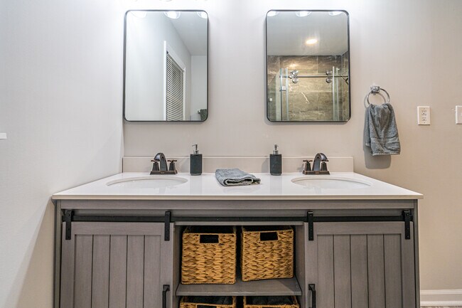 Building Photo - 702 Chambers Dr NE