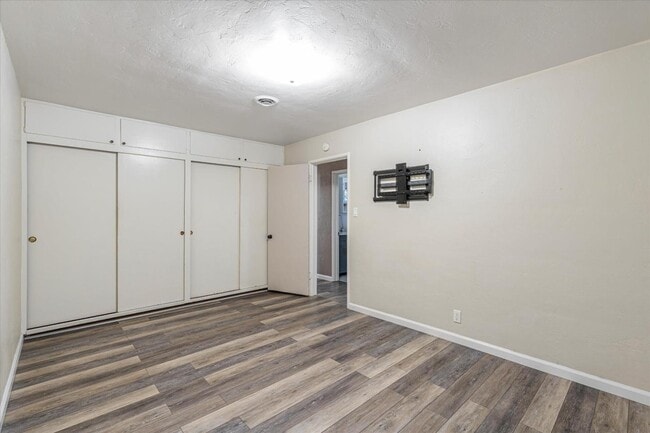 Building Photo - 2036 Center Rd