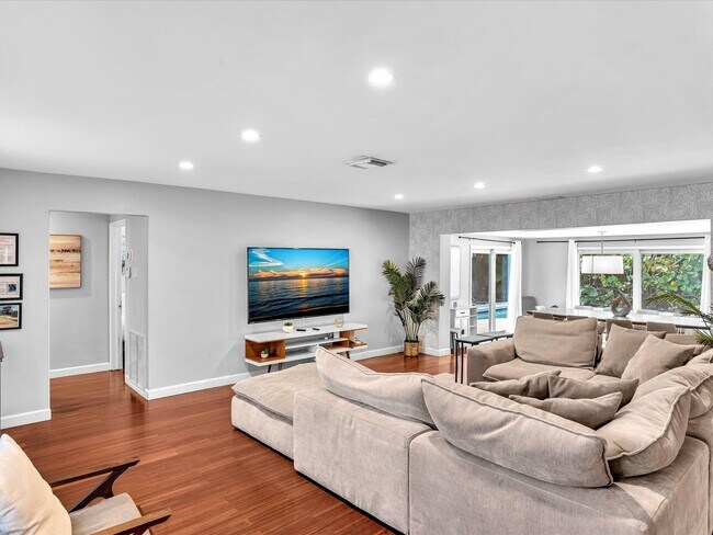 Building Photo - 1786 NE 21st St