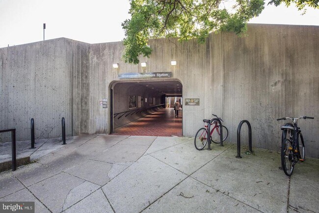 Building Photo - 10201 Grosvenor Pl