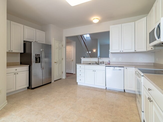 Building Photo - Spacious Unfurnished 3-BR, 2.5-BA year-rou...