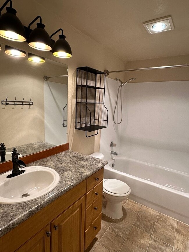 Building Photo - Sterling Heights Condo - Bellevue