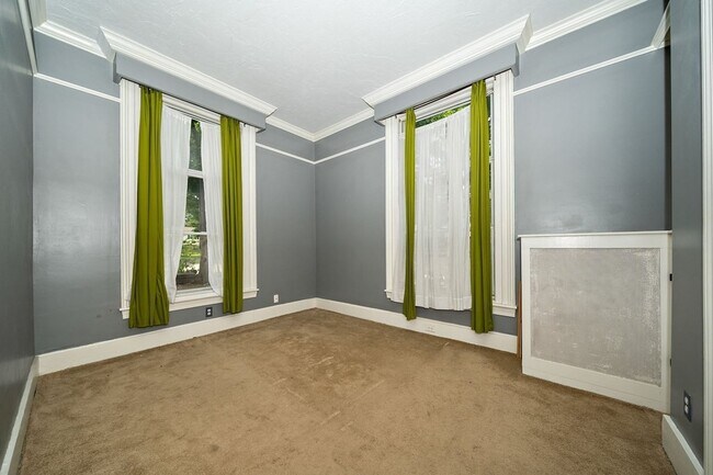 Building Photo - 391 Elm St