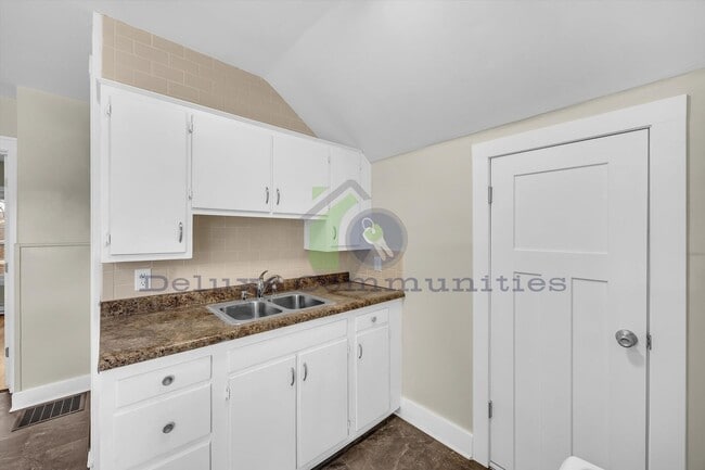 Building Photo - Completely Remodeled 2 Bed- Available Now!!